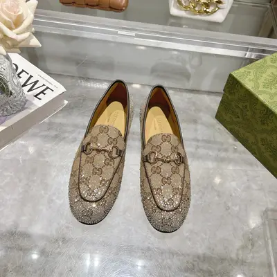 1819-1 杏G鑽 ¥690（35-41）作為Gucci設計傳承的傑出代表，Jordaan系列飾馬銜扣樂福鞋生動彰顯經典優雅格調。這款鞋履採用品牌標誌性字母圖案帆布，成就雋永經典。這款鞋履材質柔軟，廓形精緻流暢，彰顯日常優雅風範。