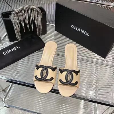 26春夏✨ Chanel圓球跟精緻拖鞋簡直是時尚作弊器！復古廓形+標誌性雙C球跟，黑皮質感拉滿，穿它出街回頭率直接爆棚，時髦精必須入