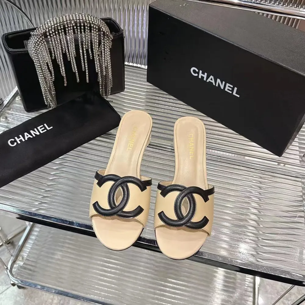 26春夏✨ Chanel圓球跟精緻拖鞋簡直是時尚作弊器！復古廓形+標誌性雙C球跟，黑皮質感拉滿，穿它出街回頭率直接爆棚，時髦精必須入