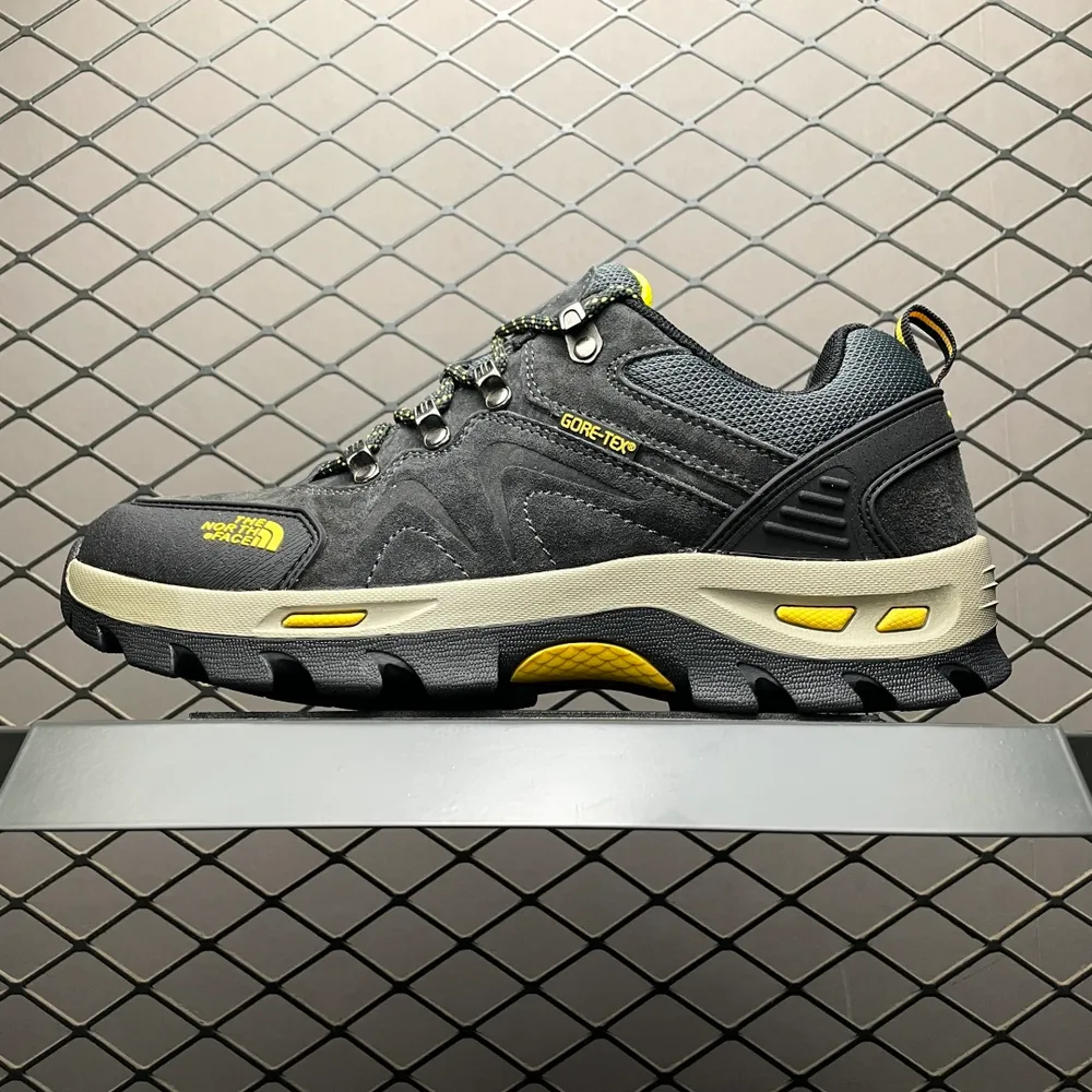 💰590 純原The North Face 北面 樂斯菲斯戶外登山鞋越野徒步鞋 816B 廣東大廠品質 面料採用進口磨砂牛皮 鞋底採用Vibram黃金大底 專門為鞋底設計的橡膠以出色的耐磨性 良好的防滑性或得不少戶外運動愛好者的喜歡 尺碼