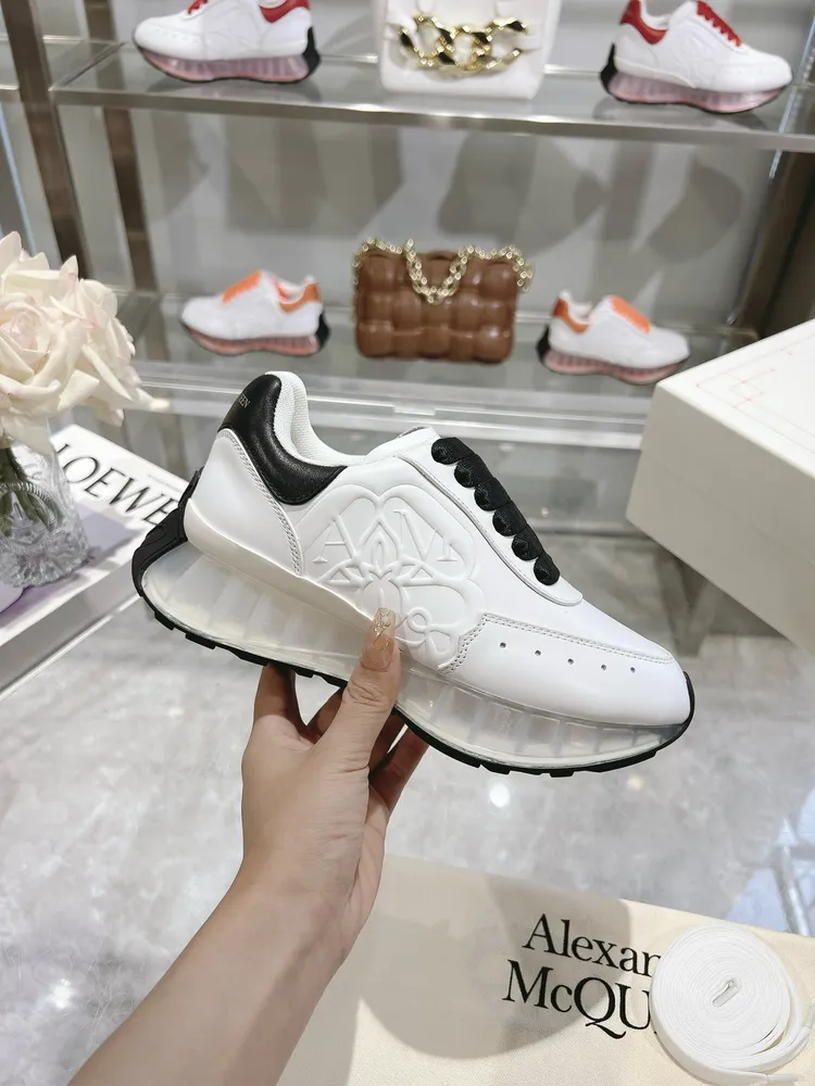 p710 上新ALEXANDER MCQUEEN/亞歷山大麥昆 2024春夏男Sprint運動情侶款 鞋側面飾有時尚個性字母seal Logo組合雕花標誌 內裡網 牛皮墊腳，原版開模透明氣墊底  精美全套包裝 另配有一幅鞋帶 35-45