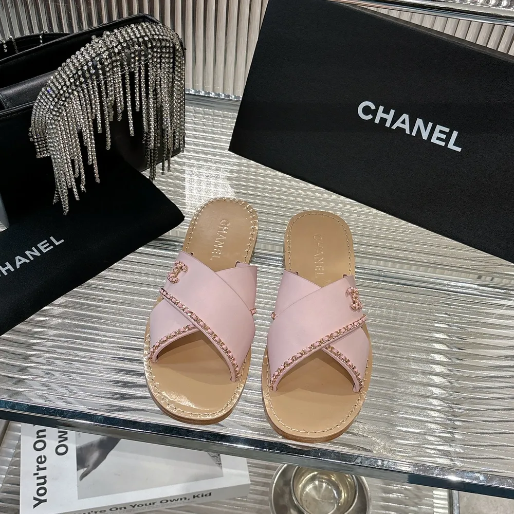 💫💫26春夏必備奢牌拖鞋！Chanel鏈條設計自帶高光，經典雙C標識彰顯身份，小香風的精緻感藏都藏不住～ 休閒不隨意，精緻不浮誇，日常通勤、週末約會都能穿，上腳輕盈無負擔，細節處盡顯匠心，時髦精的夏日氛圍感全靠它撐場✨