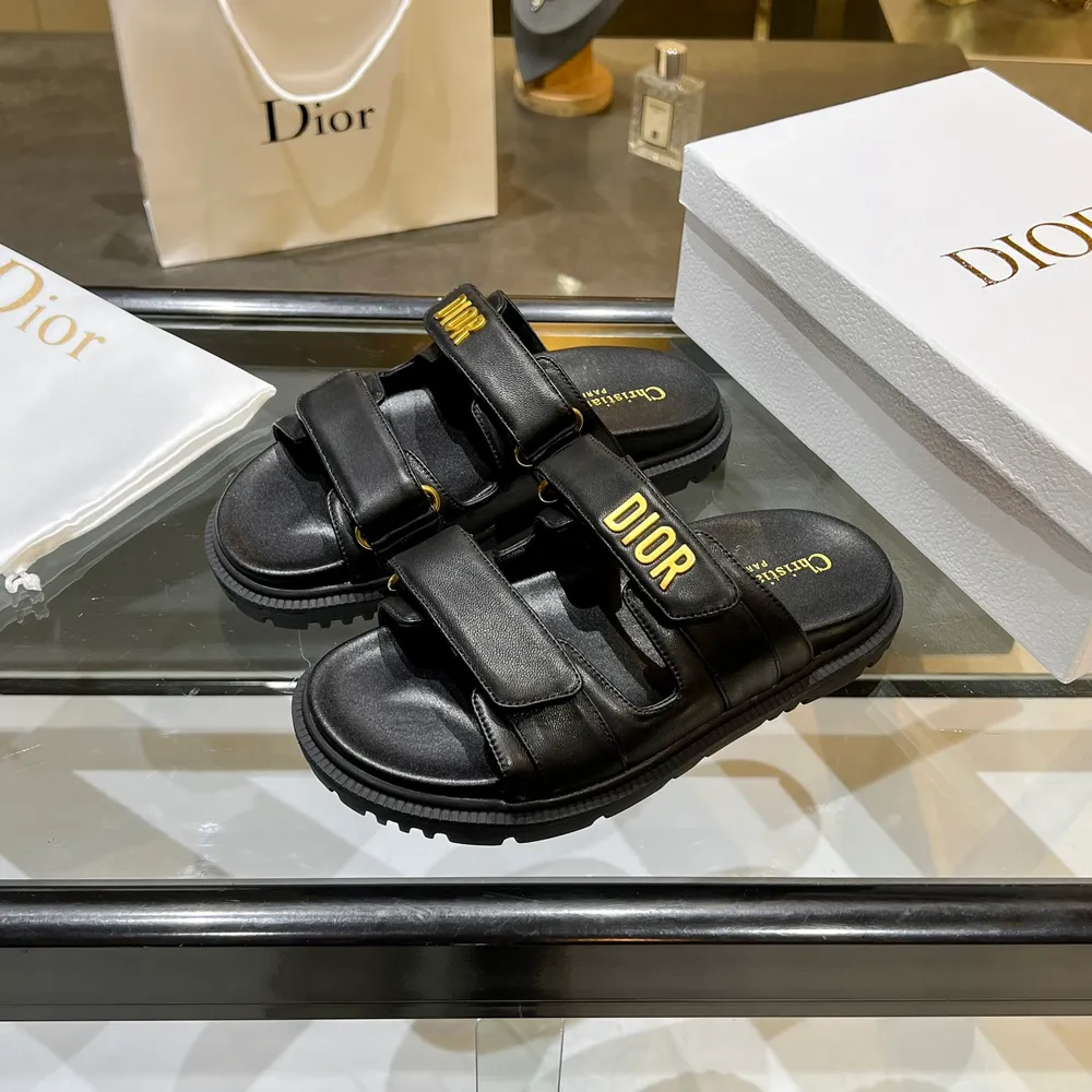 D家𝟐𝟎𝟐𝟐/𝐒𝐒 𝐧𝐞𝐰春夏新品度假懶人拖，原版1:1開發。
