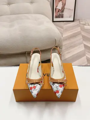 💰660 size:35-39(40.41)Louis Vuitton 路易威登春夏瑪麗珍貓跟時裝尖頭鞋 春夏秀場出鏡率最高的一款單品 超多名模上腳 簡約大方非常百搭 鞋面採用原版牛皮； 全皮包裸純手工縫紉鞋面，LV彩色老花標識點綴 內裡