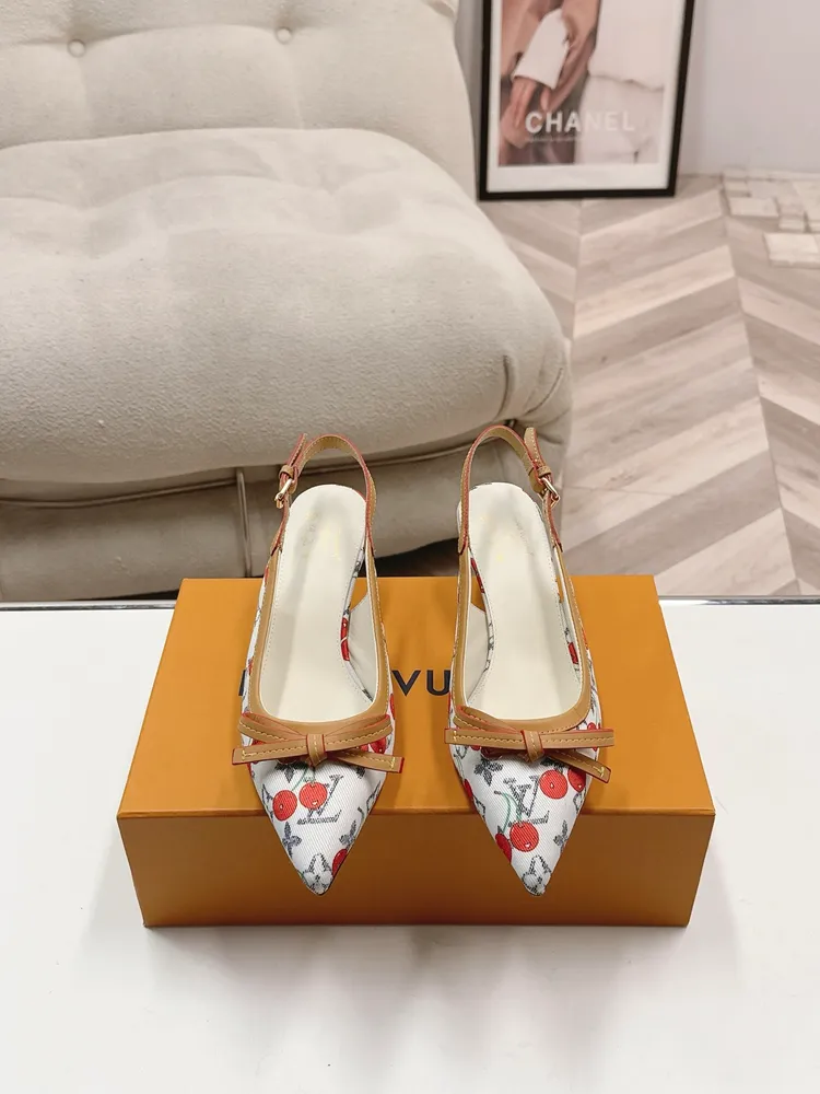 💰660 size:35-39(40.41)Louis Vuitton 路易威登春夏瑪麗珍貓跟時裝尖頭鞋 春夏秀場出鏡率最高的一款單品 超多名模上腳 簡約大方非常百搭 鞋面採用原版牛皮； 全皮包裸純手工縫紉鞋面，LV彩色老花標識點綴 內裡