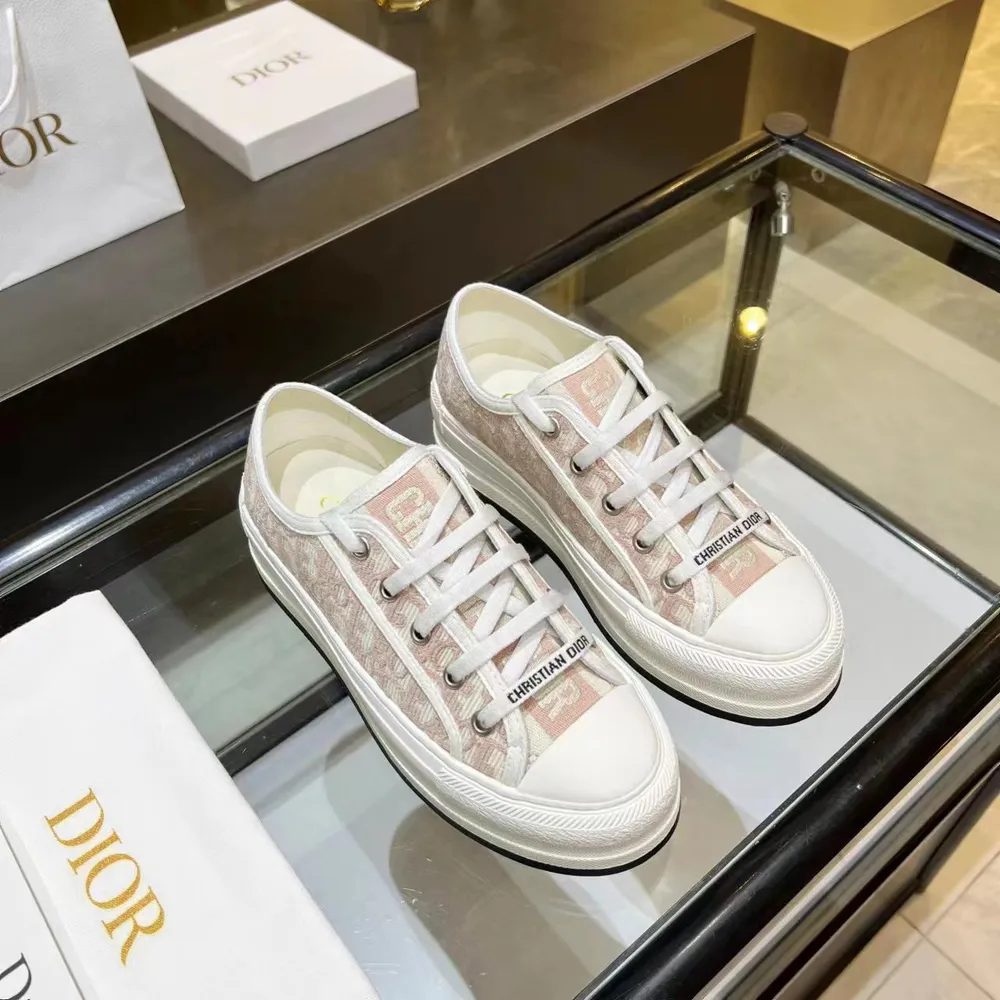 已出貨，已出貨   Dior爆款老花厚底刺繡👟P650元，女神款  Dior2023年大爆款🔥🔥🔥🔥🔥，鞋面繼承經典老花系列，內裡羊皮，牛皮墊腳，橡膠大底輕便，大底厚5cm,讓你立刻變大長腿，超級百搭，人手必入。
