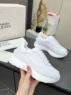Alexander McQueen·亞歷山大麥昆🏆繫帶圓頭 低幫 生活休閒鞋 情侶鞋⛳️2025最新米蘭時裝週T臺走秀款，獨特個性的設計，上腳超有範，圓頭的設計讓腳趾得到完全的釋放。超下血本， 購入多雙原版，拆解復刻。超級爆款，專櫃品質！