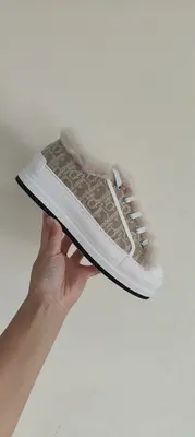 P660 🇫🇷🇫🇷——Dior迪奧刺繡厚底毛裡休閒鞋 毛鞋 𝐃𝐈𝐎𝐑 𝐖𝐚𝐥𝐤'𝐧 迪奧老花刺繡 羊毛厚底帆布鞋 休閒運動鞋 這款 Walk'n'Dior 厚底運動鞋是一款時尚單品，提升該系列的格調。Oblique