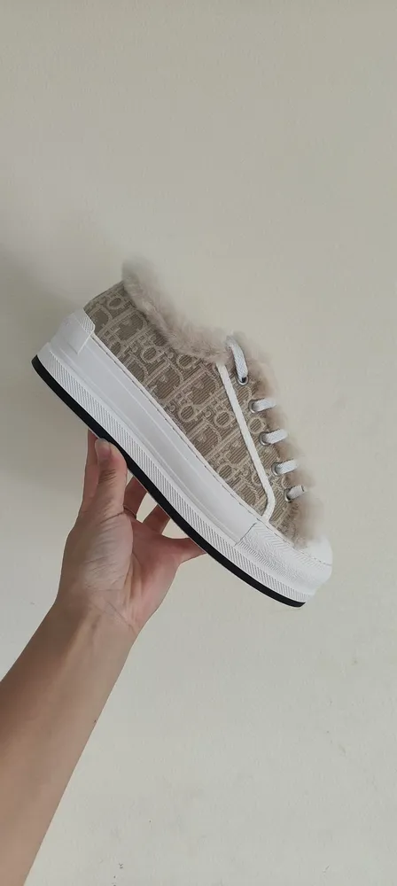 P660 🇫🇷🇫🇷——Dior迪奧刺繡厚底毛裡休閒鞋 毛鞋 𝐃𝐈𝐎𝐑 𝐖𝐚𝐥𝐤'𝐧 迪奧老花刺繡 羊毛厚底帆布鞋 休閒運動鞋 這款 Walk'n'Dior 厚底運動鞋是一款時尚單品，提升該系列的格調。Oblique