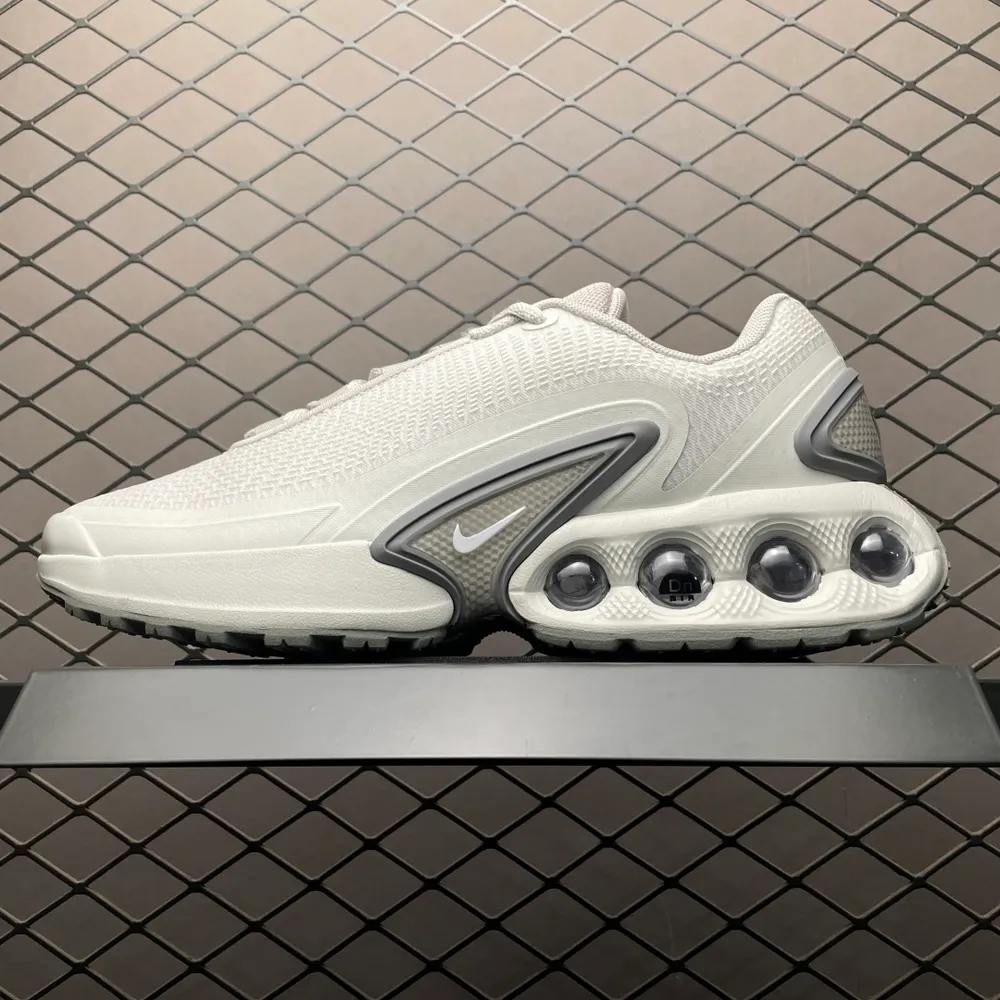 💰550 純原NK Air Max Dn 氣墊跑鞋 DV3337-008 新版本 全新鞋款在同側採用了四個圓柱倉式的設計，不僅有防滑耐磨性功能，還搭配了周圍一圈柔軟的泡棉材質，提供全新的複合腳感八成還是泡棉腳感 尺碼：36 37 38 3