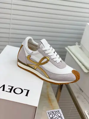 出廠價640 高版本金色👑—-—————LOEWE 羅意威2021早春新款內增高德訓鞋！上腳超級輕便、舒適，6cm 內增高更是小個子的福音！原版1:1頂級復刻！品質歡迎看實物對比🆚！供高階代購首選🟢鞋面精選原版進口牛皮拼接客供織布，原