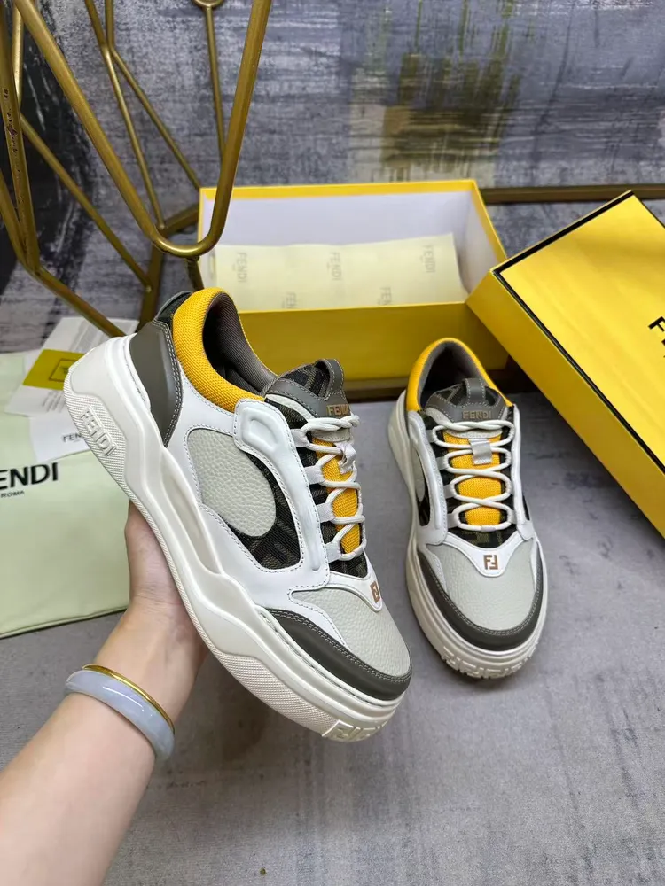 FENDI Force繫帶低幫鞋。白色全粒麵皮革以及白色和棕色光滑皮料材質，採用襯墊元素。棕色FF提花和黃色科技布料細節。輕質厚實白色鞋底，鞋頭和鞋跟帶FF圖案細節。男38-45碼P700