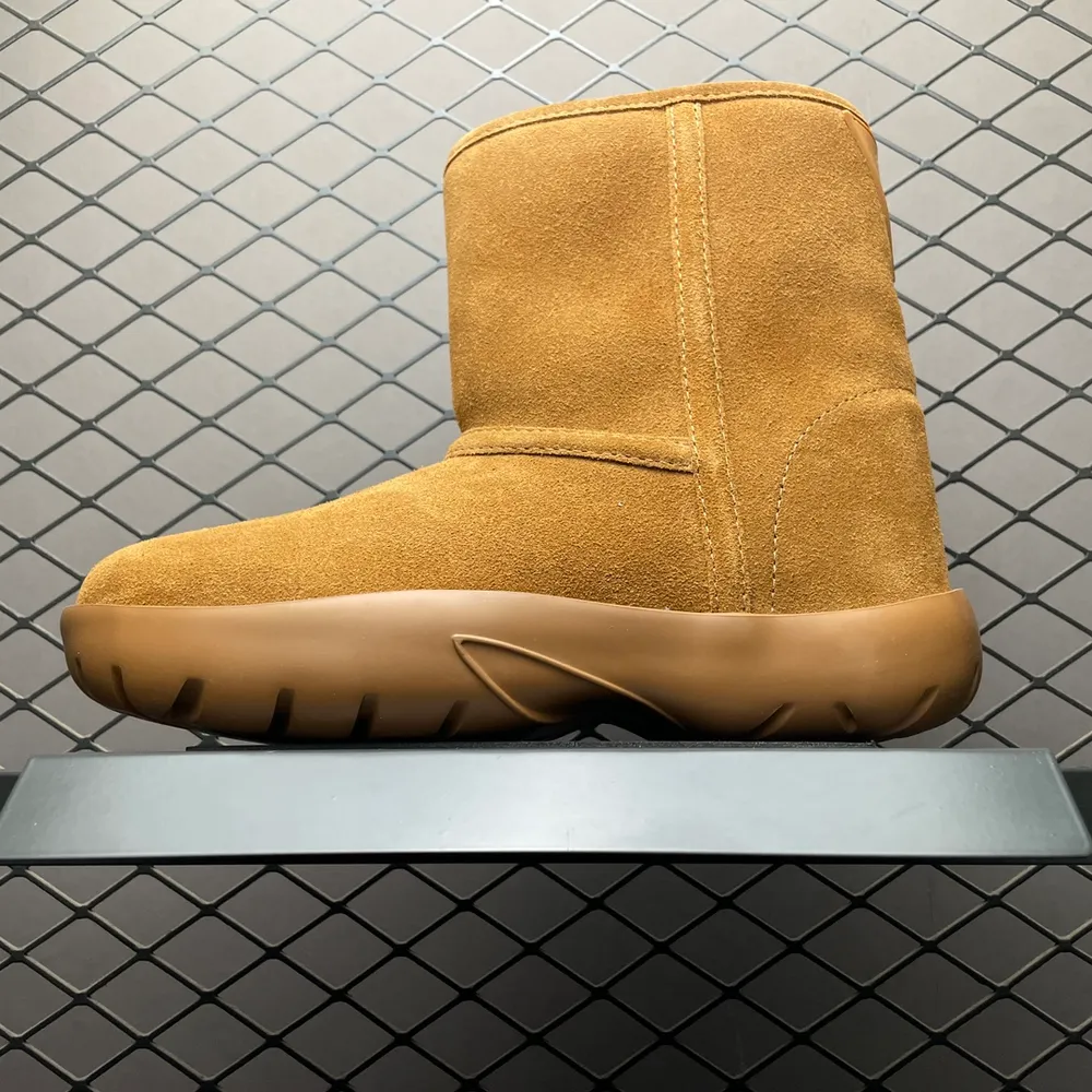 💰690 純原BOTTEGA VENETA BV 葆蝶家 冬季 圓頭簡易雪地靴毛毛短靴 Ins上超火 歐美街拍出鏡率超高 最高版本發售 圓圓胖胖的鞋型 穿上之後非常的藏肉 原版進口牛反絨麂皮面料 有光澤 超有質感 內裡墊腳全進口羊羔毛 羊