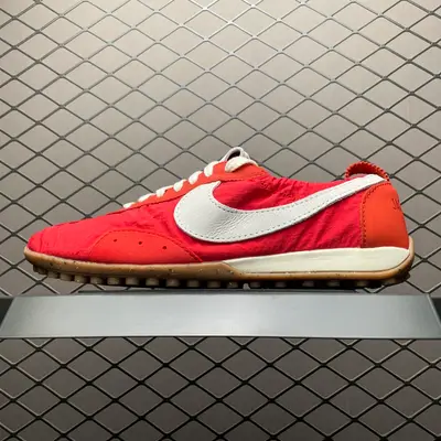 💰579 純原Jacquemus x NK Moon Shoe SP 網紅薄底低幫生活休閒鞋 HV8547-600 鞋面採用柔軟的尼龍材質與麂皮拼接，精緻的低幫芭蕾舞鞋造型相當符合當下的薄底鞋審美，鞋舌、鞋墊和外底位置加入了Jacquem