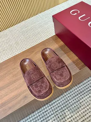 2025🆕[P640]福利新品厚底GuCci互扣式刺繡大G橫帶穆勒鞋 🆕迷你GG壓紋包頭拖鞋🔥勃肯半拖🆕官網同步，原版一比一複製，最高版本🆙👏🔥所有材質細節均與YB一致💪👍 常年做貨。