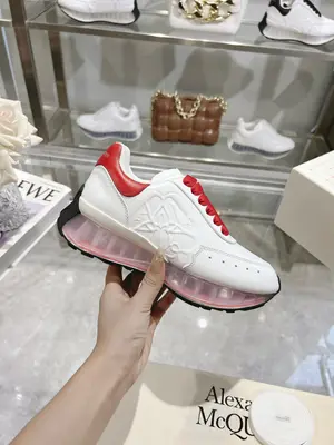 p710 上新ALEXANDER MCQUEEN/亞歷山大麥昆 2024春夏男Sprint運動情侶款 鞋側面飾有時尚個性字母seal Logo組合雕花標誌 內裡網 牛皮墊腳，原版開模透明氣墊底  精美全套包裝 另配有一幅鞋帶 35-45