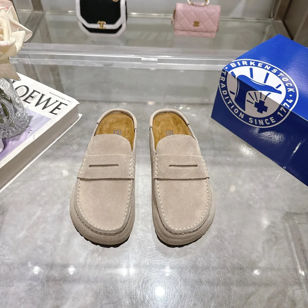 BK博肯四季拖，👍進口絲光牛皮反絨鞋面。🌹墊腳也是絲光牛皮反絨，數碼轉印+高週波LOGO。超輕👏EVA發泡大底。環保可迴圈木屑水臺。金典復古原版。沙色35-40碼。廠P610
