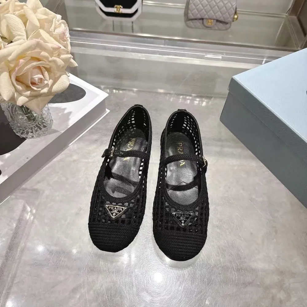 出廠價P620💰PRADA                                             2026新款針織網面鏤空休閒鞋 ，全新的鉤針運動薄底鞋把流行的薄底和鉤針元素完美結合 搭配簡單的Prada三角logo 舒