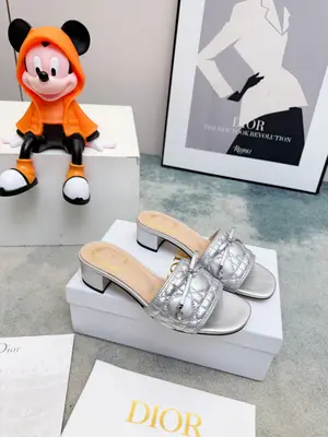 春夏新款Dior D-Lane 迪奧中跟拖鞋，經典風格。黑色牛皮革鞋面展示5D電秀藤格紋圖案，飾以金色飾面金屬 CD扣標誌，彰顯時尚氣質。加墊皮革內底打造舒適的穿著體驗，簡約的設計便於穿脫，打造休閒的造型。