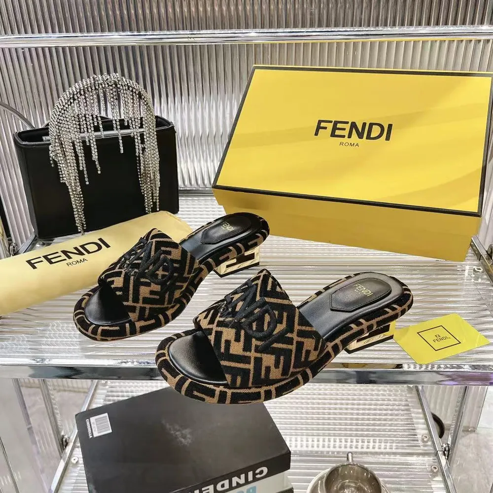 2025新款Fendi芬迪家的水臺拖鞋全新上線，這波新品簡直殺瘋了💥每年必火的FF拖，今年又玩出新花樣，新加入的水臺設計，直接美到失語🤯。腳感舒適到不想脫，經典地位穩穩拿捏，不管是甜妹風、酷颯風，還是休閒風，它都能完美適配，時尚感狠狠拿