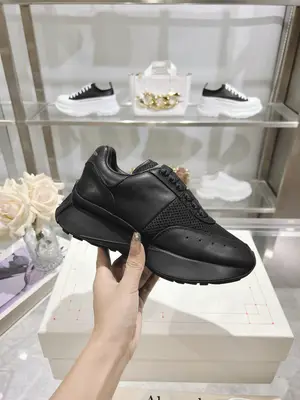 新色官網同步ALEXANDER MCQUEEN/亞歷山大麥昆 2024春夏男Sprint運動情侶款 鞋側面飾有時尚個性字母seal Logo標誌 全皮工藝 高版本油邊 內裡羊皮 牛皮墊腳，不脫層不褪色，最新精美全套包裝 另配有一幅鞋帶 女3