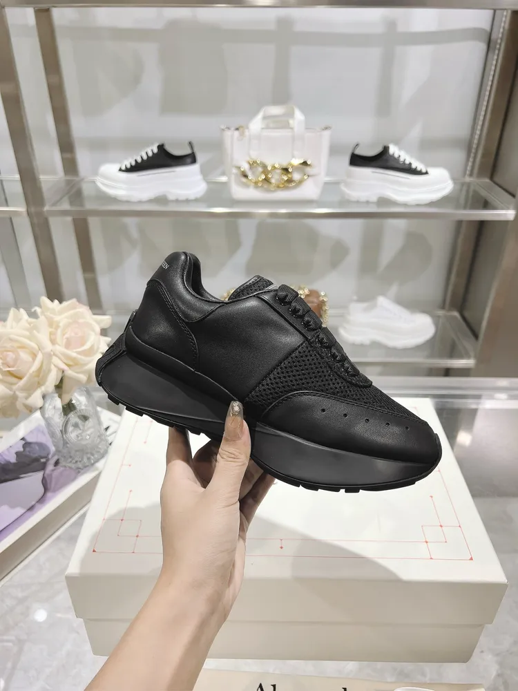 新色官網同步ALEXANDER MCQUEEN/亞歷山大麥昆 2024春夏男Sprint運動情侶款 鞋側面飾有時尚個性字母seal Logo標誌 全皮工藝 高版本油邊 內裡羊皮 牛皮墊腳，不脫層不褪色，最新精美全套包裝 另配有一幅鞋帶 女3