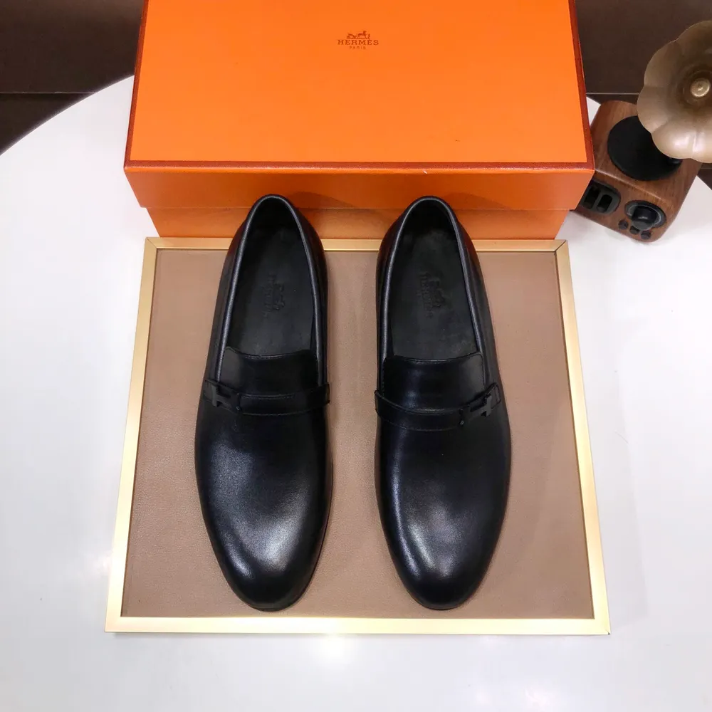 工廠💰【愛馬仕 HERMES】（牛皮內裡）🍀義大利頂級奢侈🍀他不追求新奇的款式和華麗的色彩，以其完美無瑕、優雅、經典的風格吸引著成功男士的青睞正裝皮鞋 這款非常非常舒適，簡潔穩重的款式讓您輕鬆搭配任何風格！版型絕對原版套楦1:1精製，