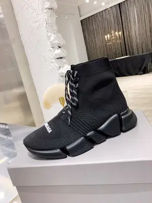【Balencia*】巴黎**2020升級版推出的 Speed 2.0 版本出廠價660，採用了和初代一致的外觀設計，不過細看可以發現鞋底改為 5 塊中底組成，增強了對腳部不同區域的支撐性。