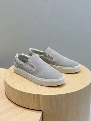 出廠【實價】🐦‍🔥🐦‍🔥BC-新品Brunello Cucinelli BC春夏新款男士一腳蹬休閒鞋 ，這款本季精美色彩的馬褲呢膠底鞋以柔軟鞋面材料和絨質感麂皮鞋後跟演繹休閒百搭風格|輕盈的橡膠鞋底為鞋子帶來了更舒適、靈活的穿著感，