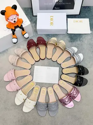 春夏新款Dior D-Lane 迪奧拖鞋，經典風格。黑色牛皮革鞋面展示5D電秀藤格紋圖案，飾以金色飾面金屬 CD扣標誌，彰顯時尚氣質。加墊皮革內底打造舒適的穿著體驗，簡約的設計便於穿脫，打造休閒的造型。