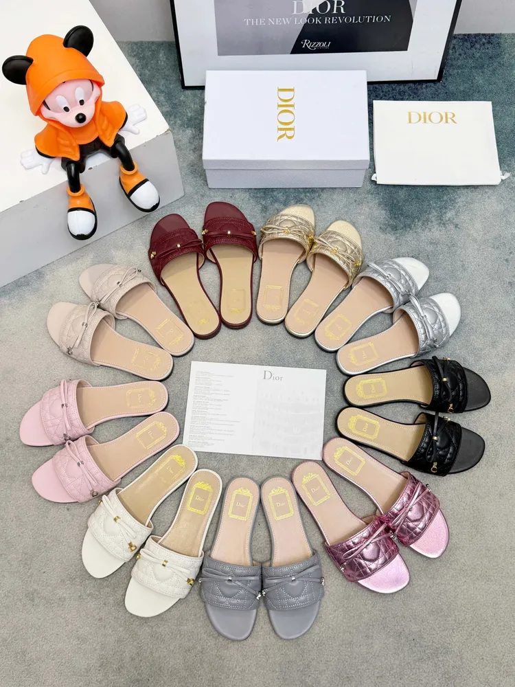 春夏新款Dior D-Lane 迪奧拖鞋，經典風格。黑色牛皮革鞋面展示5D電秀藤格紋圖案，飾以金色飾面金屬 CD扣標誌，彰顯時尚氣質。加墊皮革內底打造舒適的穿著體驗，簡約的設計便於穿脫，打造休閒的造型。