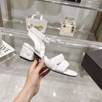 𝐂𝐇𝐀𝐍𝐄𝐋★小香 春夏新品 專櫃新款涼鞋電繡凌格永不褪去的經典元素 💋展現與眾不同的穿搭風格美到無話可說 夏季必入款……     鞋面：進口羊皮/針織面料