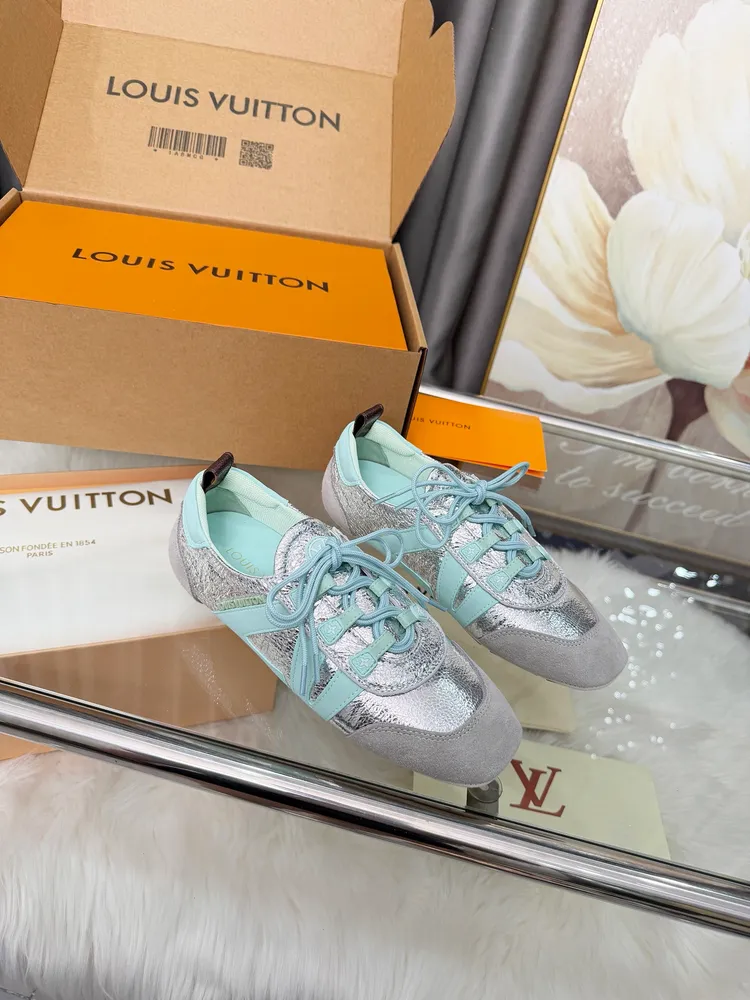 LV Sneakerina 芭蕾運動鞋擷取金屬質感裂紋羊皮革搭配柔和色調飾邊，洋溢青春氣息。側邊綴飾靈動 LV 標識，雙層鞋帶綻現 Monogram 花卉圖案。Sacchetto 構型打造輕盈穿著體驗，步履間柔韌自如。