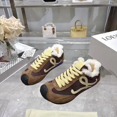 💰660   明星私服同款|LOEWE的德訓鞋也太好搭了吧楊冪和周雨彤近期上腳的這雙LOEWE Flow Runner黑棕德訓鞋真的太戳了!低調的棕黑色牛皮革拼接鞋面，搭配做舊感橡膠底，日常穿既輕便又耐穿。兩人都用它搭配了直筒牛仔褲+短款