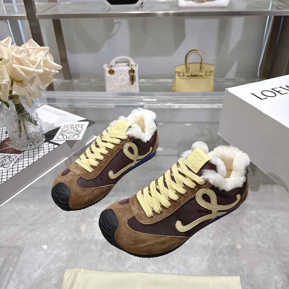 💰660   明星私服同款|LOEWE的德訓鞋也太好搭了吧楊冪和周雨彤近期上腳的這雙LOEWE Flow Runner黑棕德訓鞋真的太戳了!低調的棕黑色牛皮革拼接鞋面，搭配做舊感橡膠底，日常穿既輕便又耐穿。兩人都用它搭配了直筒牛仔褲+短款