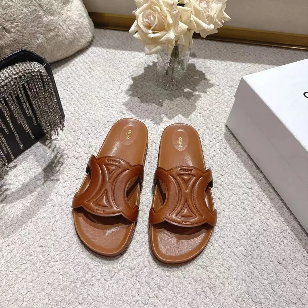 Celine(賽琳) 26春夏新款凱旋門拖鞋沙灘鞋火爆上新🔥，鞋面採用原版定製頭層油蠟皮（雙色效果明顯）油邊工藝➕電腦高溫高週波壓花工藝✨字型清晰鞋面立體感強💥一款經典百搭的拖鞋值得你夏日擁有🌹