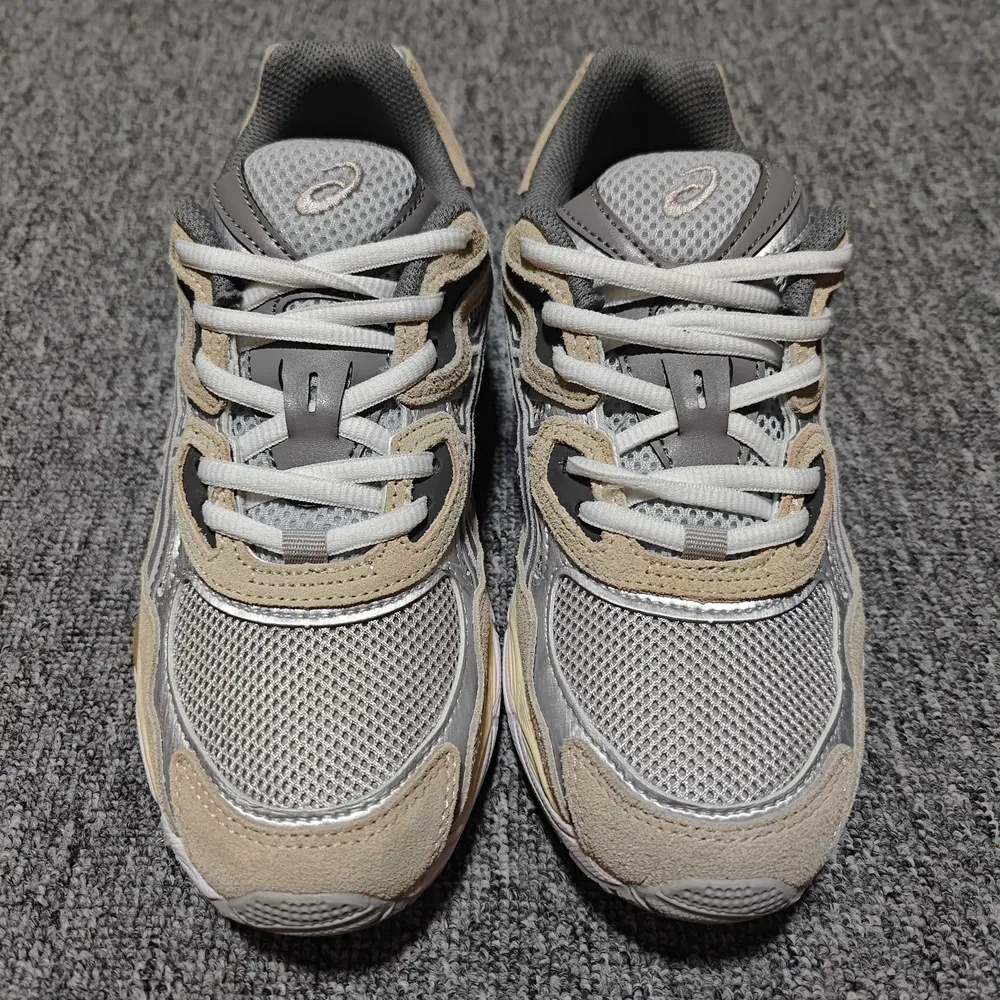 💰530  純原 Asics 亞瑟士 GEL-NYC 低幫運動休閒跑步鞋 1203A383-020 外貿平臺專供 大廠出品 細節到位 區別市面通貨 尺碼：36 37 37.5 38 39 39.5 40 40.5 41.5 42 42.5