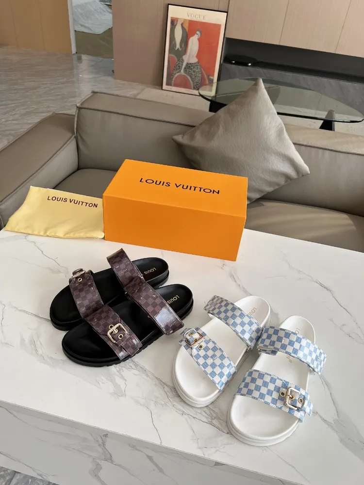 Louis Vuitton路易威登春夏新款拖鞋火爆上市，1:1高階定製，秒殺一切仿品，原版開模LOGO裝飾，既時尚又美觀，面料:進口壓花牛皮，內裡羊皮，精美原版鞋楦，大底原版開模，鞋底加水臺4釐米。碼數35—42,多個色可選帶圖下單，P58