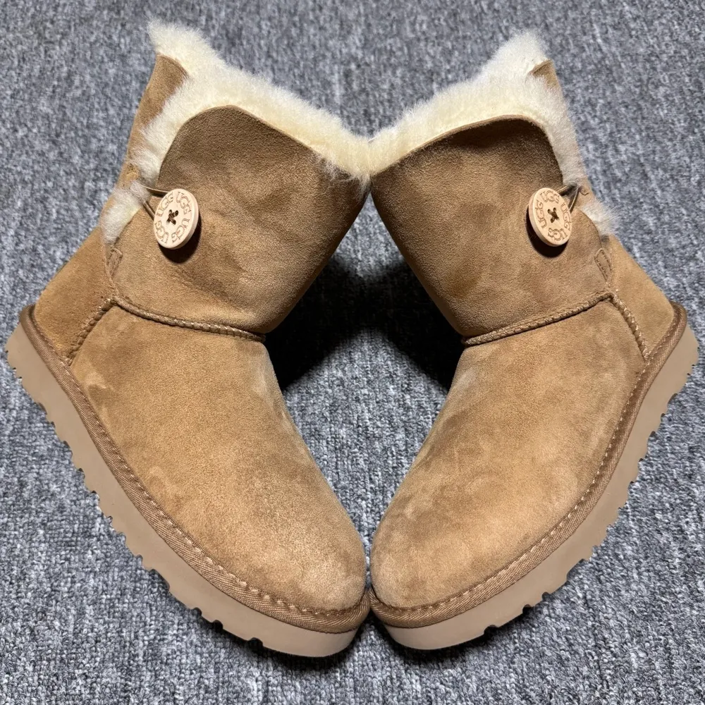 💰569   平臺外貿專供 UGG 女款雪地靴 1016226 十年品牌製鞋代工廠生產線出品 注重每一處細節 隆豐A級真羊皮毛一體 完全遵循ZP工藝流程打造 尺碼：35 36 37 38 39 40 編號： 27YDEF39