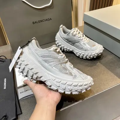 p810 2022💕BALENCIAGA巴黎世家輪胎鞋👉最新款✨輪胎底✨復古休閒運動鞋系列推出The Hacker Project系列探索時尚界對於原創與挪用的概念、以全新系列致敬傳承與經典，以標誌性Balenciaga廓形和輪胎抽象大