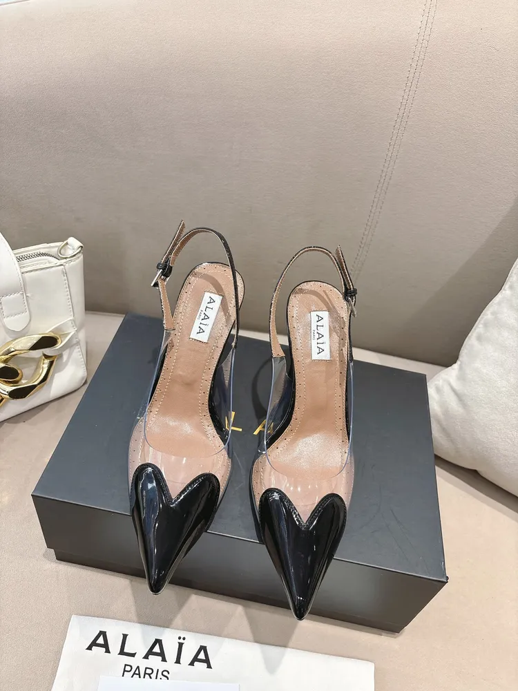 P660 ALAÏA2026 春夏HighLove坡跟穆勒鞋 標誌性愛心鞋頭+透明PVC拼接，辨識度超高!漆皮與裸色透明材質結合，視覺輕盈，坡跟設計拉長腿部線條，穿著更穩