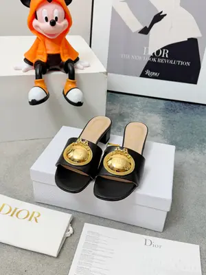 春夏新款Dior D-Lane 迪奧中跟拖鞋，經典風格。黑色牛皮革鞋面展示5D電秀藤格紋圖案，飾以金色飾面金屬 扣標誌，彰顯時尚氣質。加墊皮革內底打造舒適的穿著體驗，簡約的設計便於穿脫，打造休閒的造型。