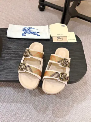 💰情侶款660元！ Burberry2025爆款拖鞋出爐，選用柔軟反絨面革面料打造，於義大利工坊精製而成。融入格紋圖案壓花，搭配壓紋鞋底，其上點綴典藏品牌徽標。設有可調式 B 字型釦環束帶，裝飾提花精紡的標誌性沙色 Burberry 格紋