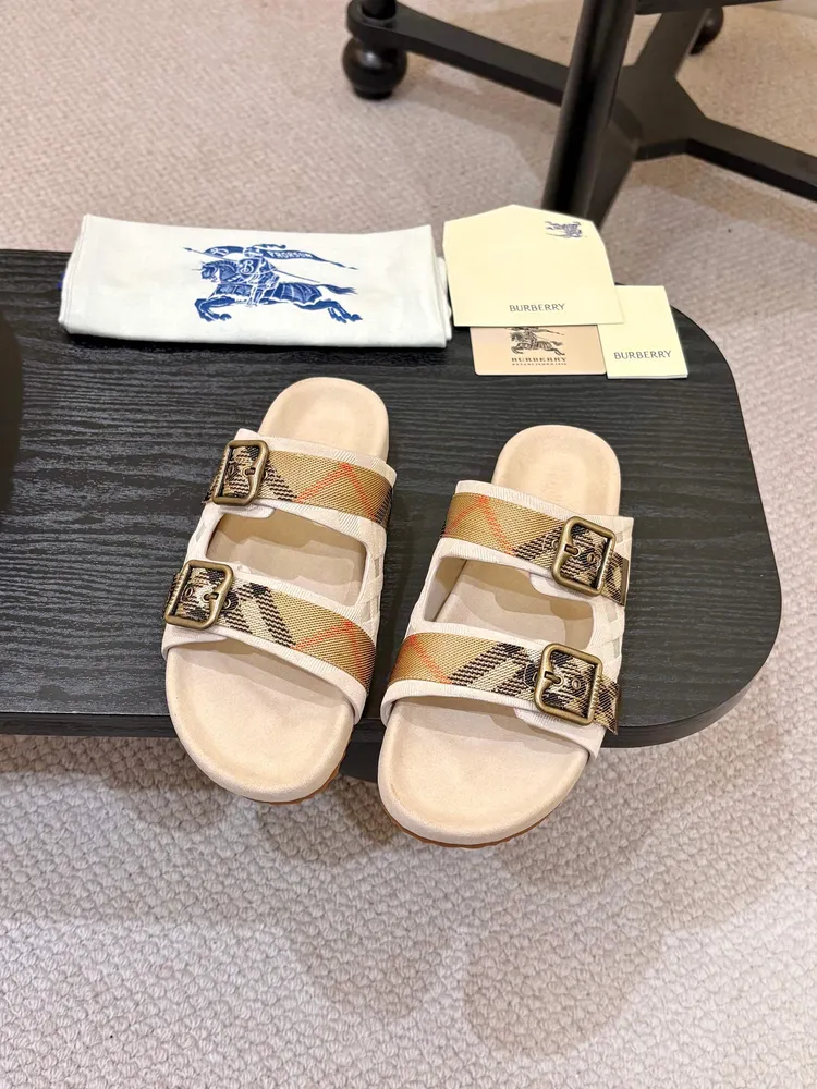 💰情侶款660元！ Burberry2025爆款拖鞋出爐，選用柔軟反絨面革面料打造，於義大利工坊精製而成。融入格紋圖案壓花，搭配壓紋鞋底，其上點綴典藏品牌徽標。設有可調式 B 字型釦環束帶，裝飾提花精紡的標誌性沙色 Burberry 格紋