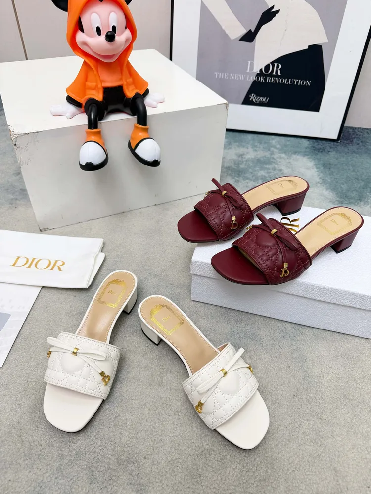春夏新款Dior D-Lane 迪奧中跟拖鞋，經典風格。黑色牛皮革鞋面展示5D電秀藤格紋圖案，飾以金色飾面金屬 CD扣標誌，彰顯時尚氣質。加墊皮革內底打造舒適的穿著體驗，簡約的設計便於穿脫，打造休閒的造型。