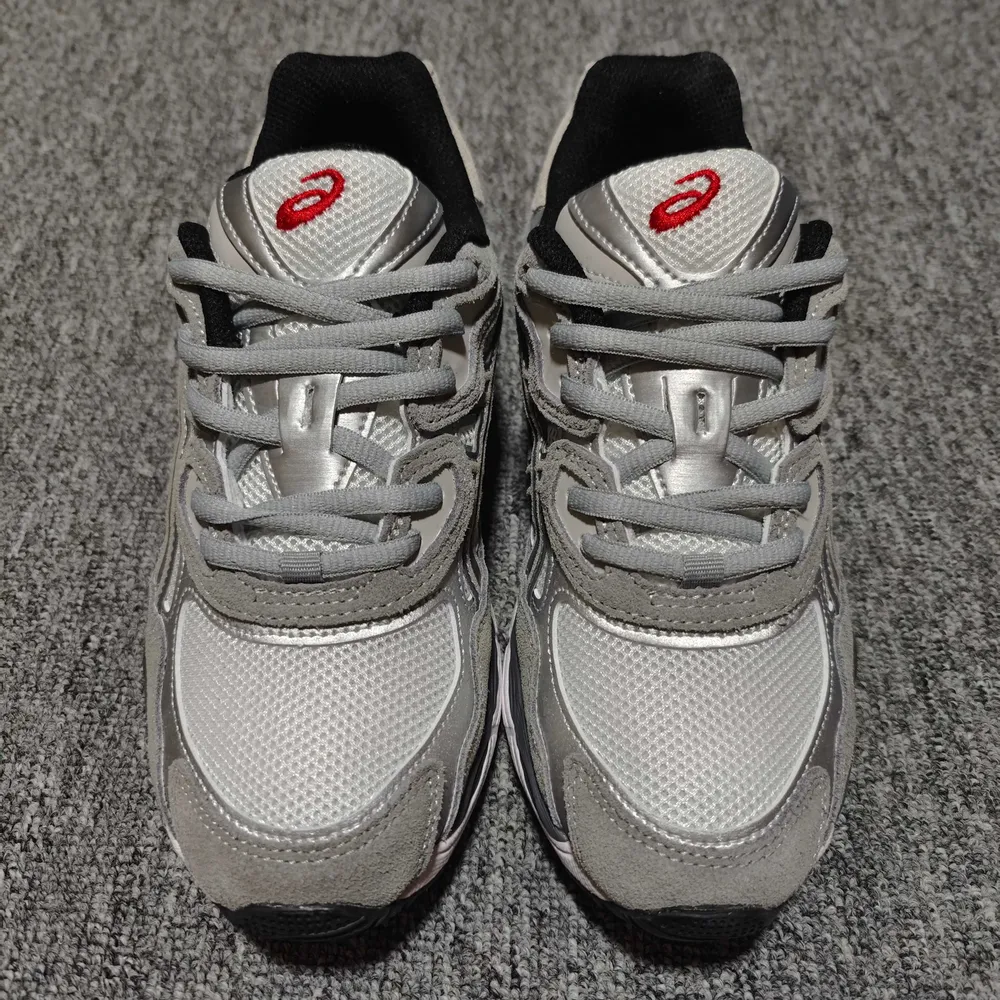 💰530  純原 Asics 亞瑟士 GEL-NYC 低幫運動休閒跑步鞋 1201A789-102 外貿平臺專供 大廠出品 細節到位 區別市面通貨 尺碼：36 37 37.5 38 39 39.5 40 40.5 41.5 42 42.5