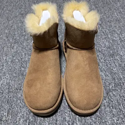 💰540   平臺外貿專供 UGG 女款雪地靴 1016422 十年品牌製鞋代工廠生產線出品 注重每一處細節 隆豐A級真羊皮毛一體 完全遵循ZP工藝流程打造 尺碼：35 36 37 38 39 40 編號： 24YDEF39