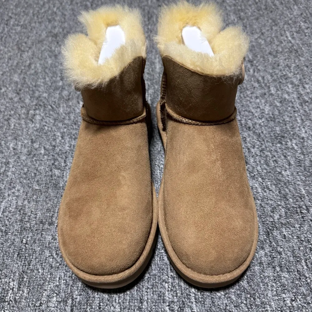 💰540   平臺外貿專供 UGG 女款雪地靴 1016422 十年品牌製鞋代工廠生產線出品 注重每一處細節 隆豐A級真羊皮毛一體 完全遵循ZP工藝流程打造 尺碼：35 36 37 38 39 40 編號： 24YDEF39