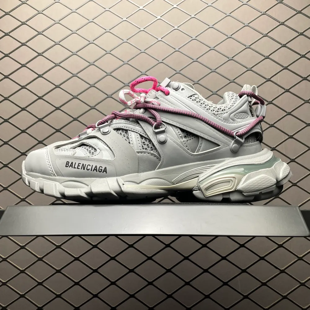 💰869 Balenciaga 巴黎世家 Track Sneaker 巴黎世家三代 戶外概念復古老爹鞋 老牌大廠純原版本出品 專櫃同步包裝 原裝大盒 細節精準對位官方 私模組合大底 從裡到外 最大尺度還原官方ZP 尺碼：35 36 37 