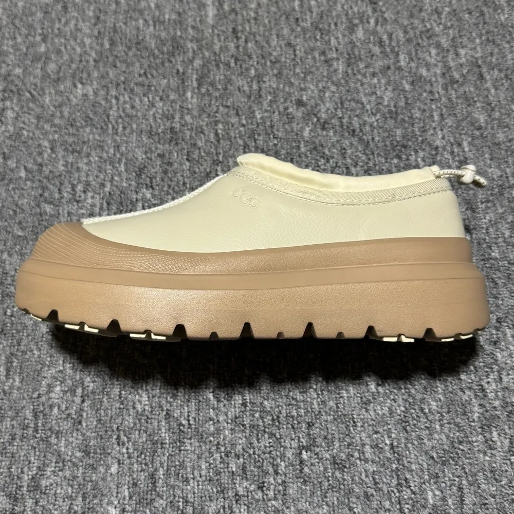💰610   平臺外貿專供 UGG 中性款雪地靴 1144096 十年品牌製鞋代工廠生產線出品 注重每一處細節 隆豐A級真羊皮毛一體 完全遵循ZP工藝流程打造 尺碼：35 36 37 38 39 40 41 42 42 44 45 編號：